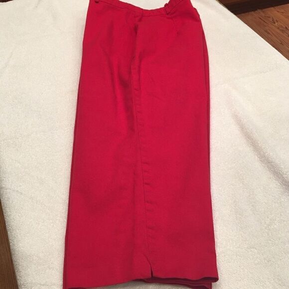 Briggs New York Women's Size 12 Red Capri pants zipper button front good shape - Picture 1 of 9